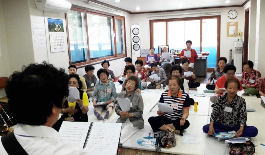 경로당 노인들 상대로 강습하는 해피 가이즈