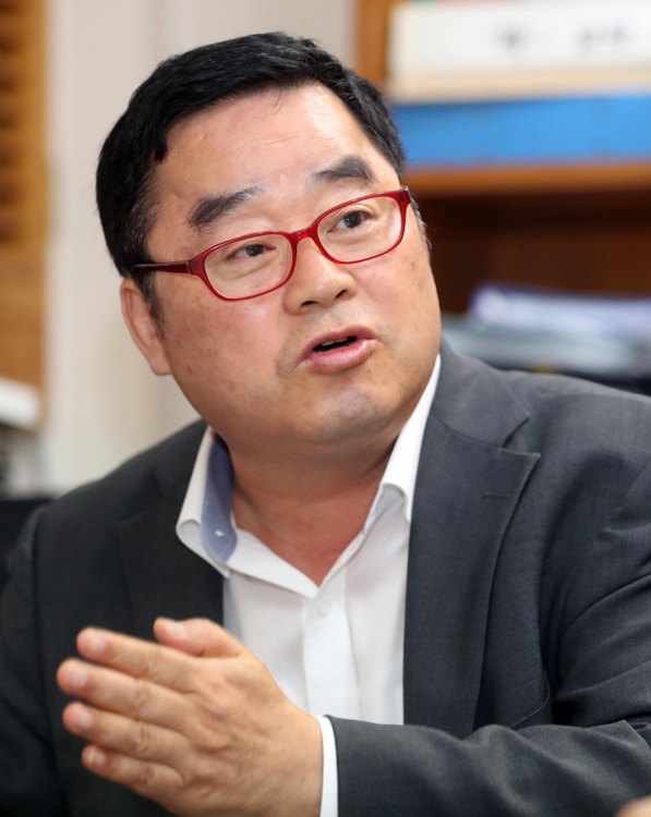 웃음치료사 윤춘식씨