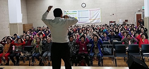 즐겁게 강의 듣는 어르신들