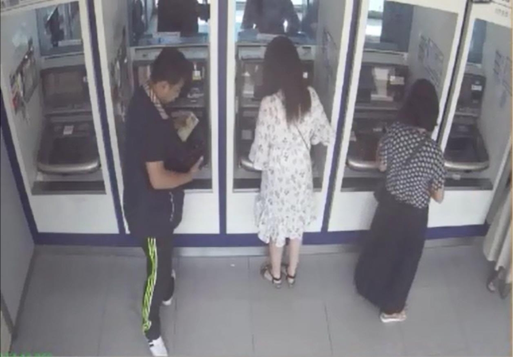 카드 110장 복제해 금괴·고급시계 사들인 외국인 일당 - 1