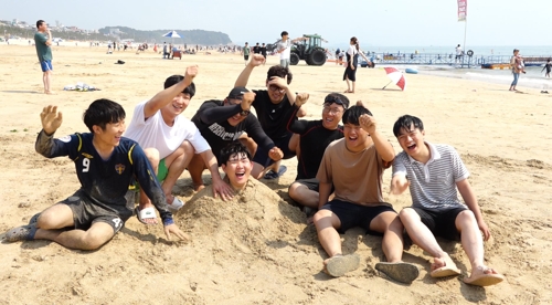 모래찜질하는 피서객들