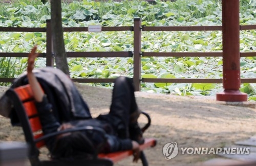 폭염경보에 그늘로 대피