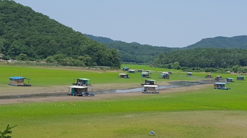 뭍에 놓인 초평저수지 낚시 좌대