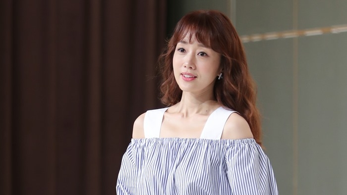 윤손하 "아들 논란 변명한 것 반성"…소속사 통해 사과 - 1