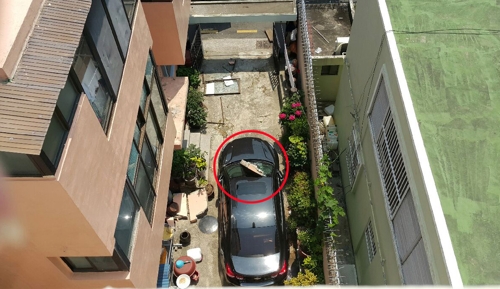 앞부분이 파손된 차량