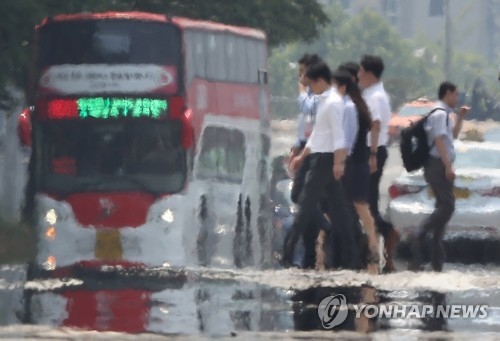 '불볕더위' 충북 나흘째 폭염 주의보…낮 최고 33도 - 1