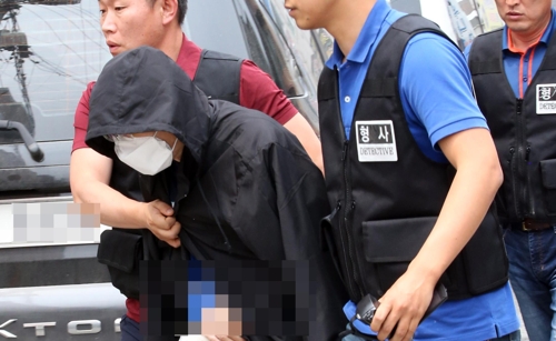 현장검증을 하기위해 인터넷 기사 살인 사건 피의자가 범행현장으로 향하는 모습.