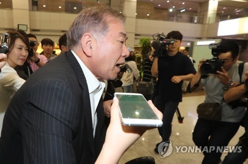 (영종도=연합뉴스) 김주성 기자 = 한미군사훈련 축소 등 '워싱턴 발언'으로 논란을 빚은 문정인 통일외교안보 대통령 특보가 21일 오전 인천공항을 통해 귀국, 취재진의 질문에 간단히 답한 뒤 공항을 나가고 있다. 2017.6.21