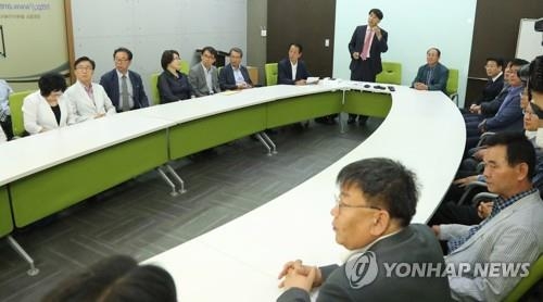 한자리에 모인 외고 교장들 (서울=연합뉴스) 이상학 기자 = 22일 오후 서울역에서 열린 외고.자사고 폐지 관련 전국외국어고등학교 교장협의회 회동에서 참석자들이 관련 대화를 하고 있다. 2017.6.22leesh@yna.co.kr