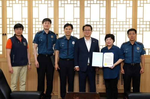 CCTV 관제요원에 감사장 전달