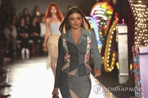 호주 출신의 세계적 모델 미란다 커