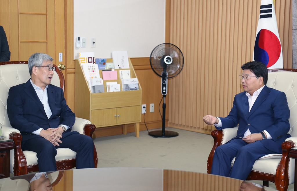 대화하는 권선택(왼쪽) 시장과 송용덕 롯데그룹 부회장