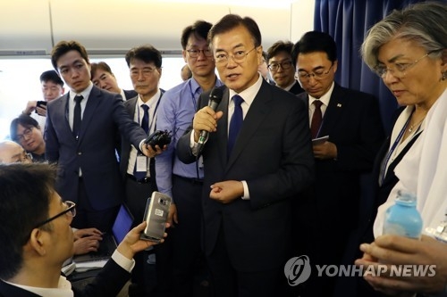 문 대통령, '기내 기자 간담회'