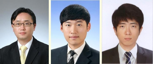 왼쪽부터 김상우 교수(교신저자)와 제1저자인 김성수·김태윤 박사과정 학생