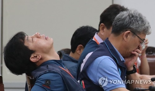 최저임금위에서 침통해하는 근로자측 위원들