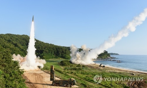 현무-2A와 에이태킴스(우측) 발사 장면