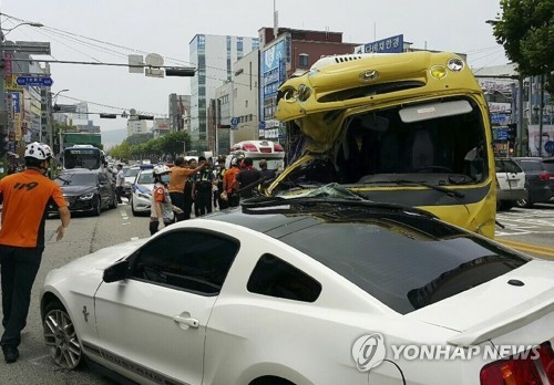 고속질주 인도 덮친 버스기사 "굉음 후 브레이크 말 안들어" - 2