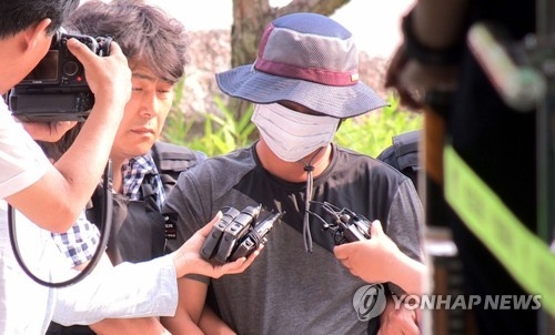 경찰서 연행된 '엽총 인질극' 피의자