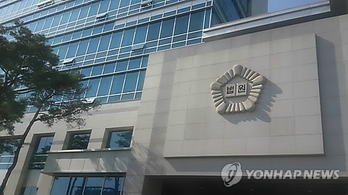 운다고 불 꺼진 방 가둬…0∼2세 원아들 상습학대한 원장(종합) - 3