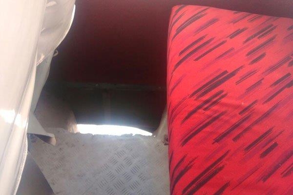 지난 21일(현지시간) 케냐 제2 도시 몸바사에서 등굣길에 유치원생이 추락한 버스 바닥의 구멍[데일리 네이션 자료 사진]