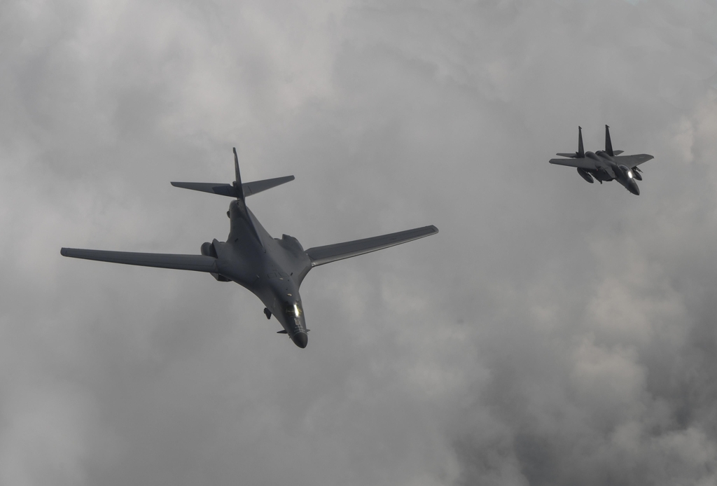 한반도 상공의 B-1B와 공군 F-15K 전투기[공군 제공]