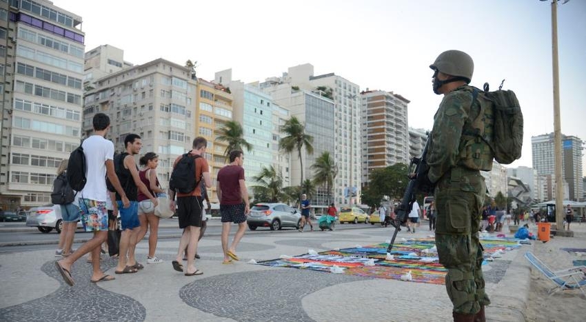 리우 시내 코파카바나 해변에서 중무장한 군인이 경계근무를 서고있다.[국영 뉴스통신 아젠시아 브라질]