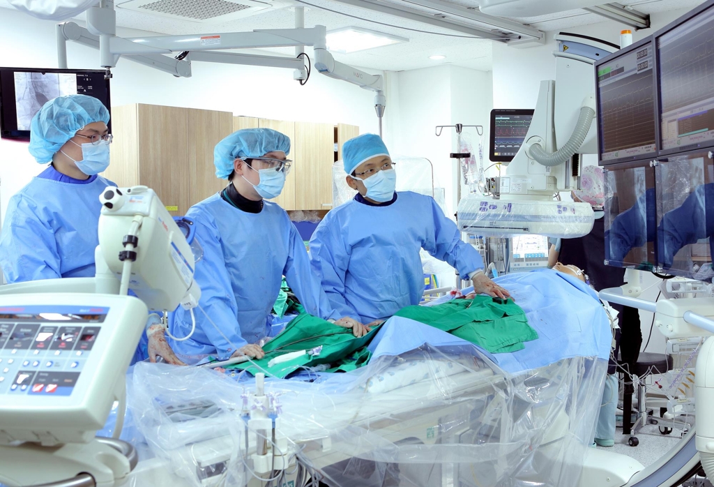분당차병원 심장내과 김원장 교수(맨 오른쪽)가 대동맥판막협착증 환자에게 경피적 대동맥판막치환술(TAVI) 시술을 하고 있다.