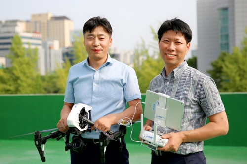 드론 띄워 시정 홍보하는 안산시 공무원 최영진.장기영씨