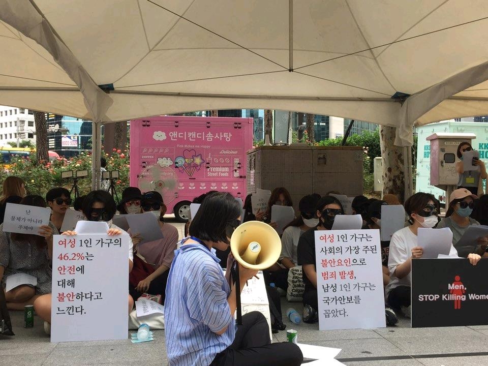 (서울=연합뉴스) 김기훈 기자 = 인터넷 커뮤니티 '여성혐오 살인 공론화 시위' 회원들은 6일 정오부터 강남역 10번 출구 앞에서 집회를 열고 여혐 콘텐츠 생산 중단과 여혐 범죄에 대한 엄벌을 촉구했다. 2017.8.6.kihun@yna.co.kr