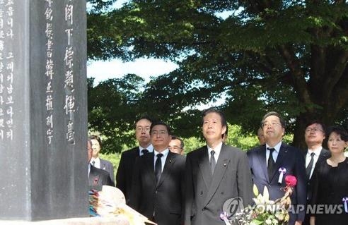히로시마 한국인원폭희생자 위령비 찾은 일본 공명당 대표