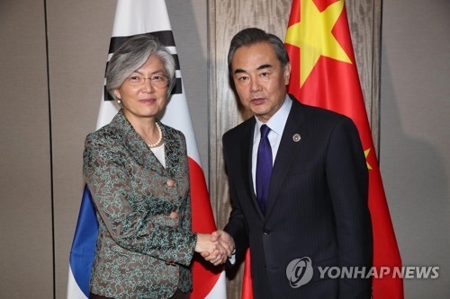 악수하는 강경화 장관과 왕이 외교부장(마닐라=연합뉴스) 김현태 기자 = 아세안지역안보포럼(ARF) 참석차 필리핀을 방문한 강경화 외교부 장관이 6일 오후(현지시간) 마닐라 시내 한 호텔에서 열린 중국과 양자회담에서 왕이 중국 외교부장과 악수하고 있다. 2017.8.6