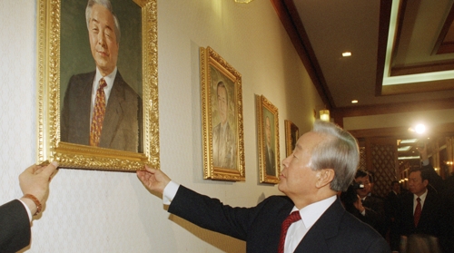 초상화 보는 김영삼