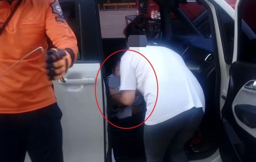 폭염속 차안에서 구조되는 2세 여아
