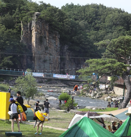 사인암쪽은 여름이면 야영객들로 붐빈다(성연재 기자)