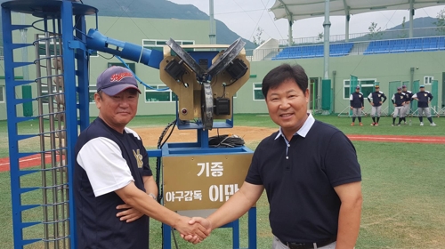 이만수 전 감독과 문희수 영선고 감독