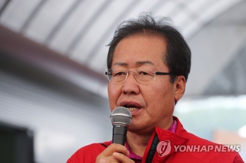 홍준표, 연일 '안보 행보'…예비역 만나 전술핵 배치 강조 - 2