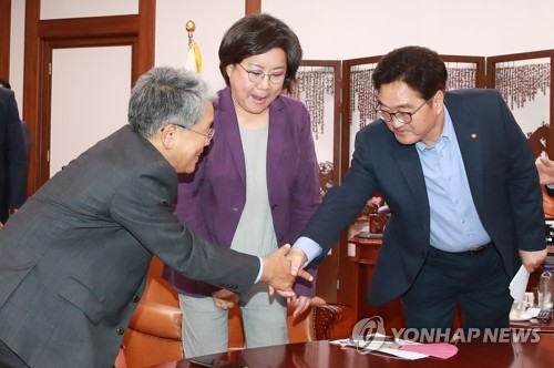 與 "새로운 보수" 한국당과 갈라치며 바른정당 띄우기…왜? - 2