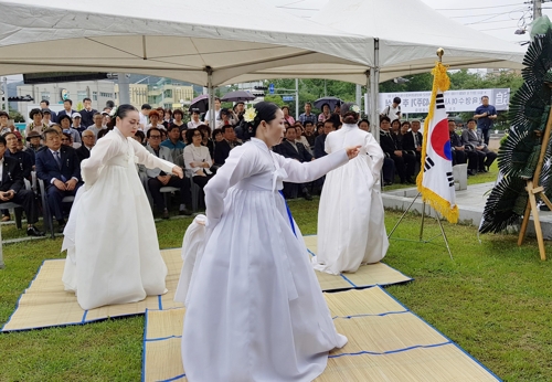 육영수 여사 넋 달래는 살풀이춤