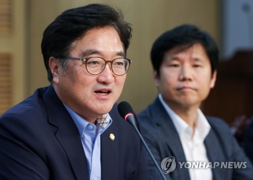 우원식 "한국당 전술핵 배치 당론, 北 이롭게 하는 것" - 1