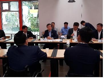 도종환 문체부 장관(정면 중앙)이 장애인체육 단체장을 초청해 간담회를 열고 있다.