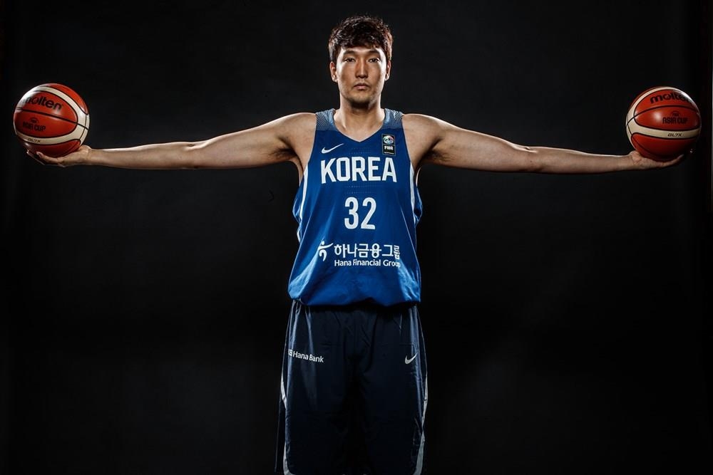 한국 농구 대표팀 이종현은 양팔을 벌린 윙스팬(223㎝)이 자신의 키(203㎝)보다 길다. [FIBA홈페이지 캡처]