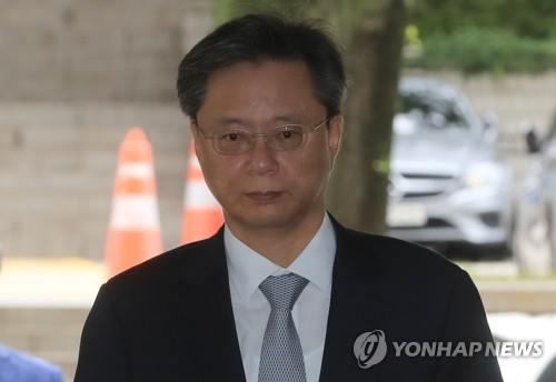 법정 향하는 우병우(서울=연합뉴스) 서명곤 기자 = 국정 농단을 묵인한 혐의 등으로 불구속 기소된 우병우 전 민정수석이 21일 오전 서울 서초구 서울중앙지법에서 속행공판에 출석하기 위해 법정으로 향하고 있다. 2017.8.21seephoto@yna.co.kr