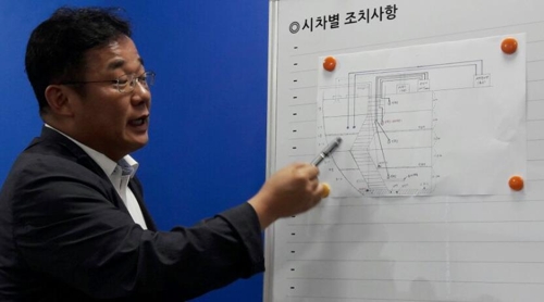 (창원=연합뉴스) 22일 창원해경 5층 회의실에서 김태균 수사본부장이 사고 현장에서의 1차 감식 결과를 설명하고 있다. 2017.8.22