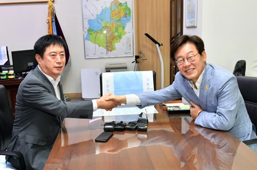 정찬민(왼쪽) 용인시장과 이재명 성남시장