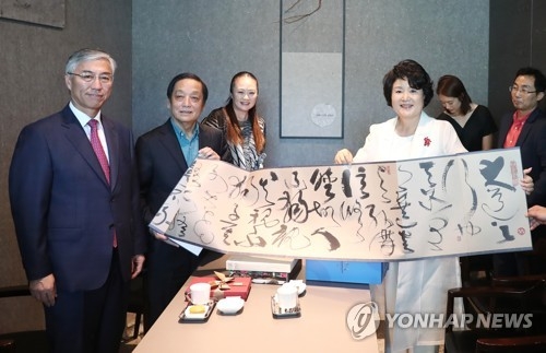 김정숙 여사, 중국 거장 치바이스 전시 관람