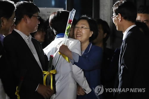 2년만에 출소 한명숙, 당분간 휴식…'친노 원로' 역할 전망도 - 1