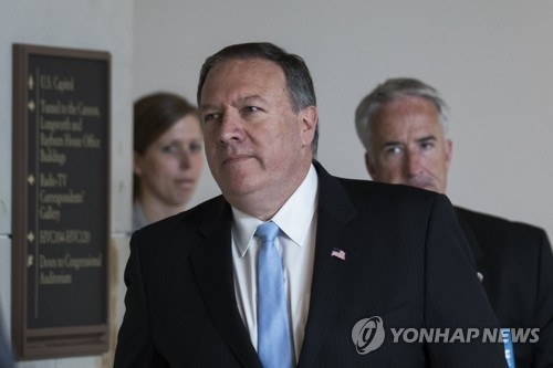 하원 정보위 들어서는 폼페오 CIA국장