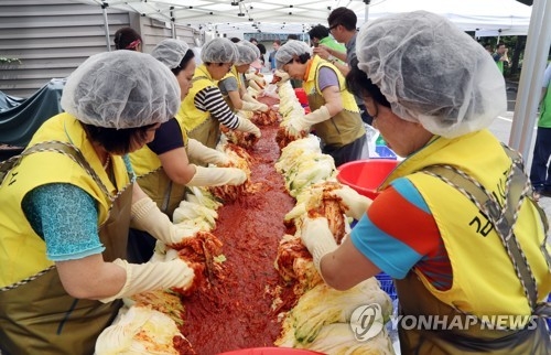 김치 담그기 겁나는 김치의 나라…金배추 1포기 8천원(종합) - 1