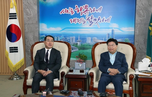 ㈜신세계 장재영 사장(왼쪽)과 권선택 대전시장