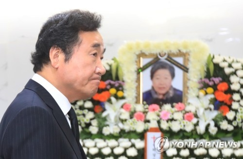 위안부 피해자 하상숙 할머니 빈소 찾은 이낙연 총리